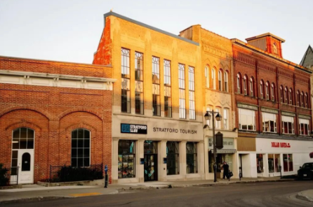 一秒穿越到欧洲！安省“莎翁小镇”十年来首次开放,10多个景点免费进！还能看到皇家天鹅